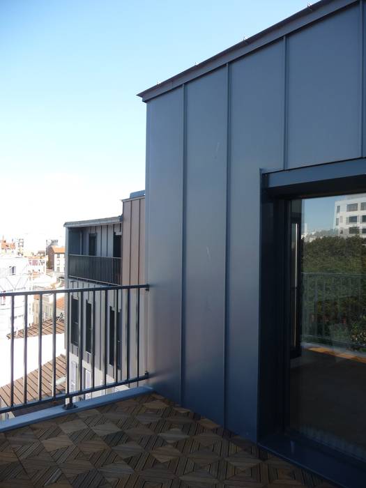 Sur-élevation à ossature Bois - Montreuil, AADD+ AADD+ Balcon, Veranda & Terrasse modernes