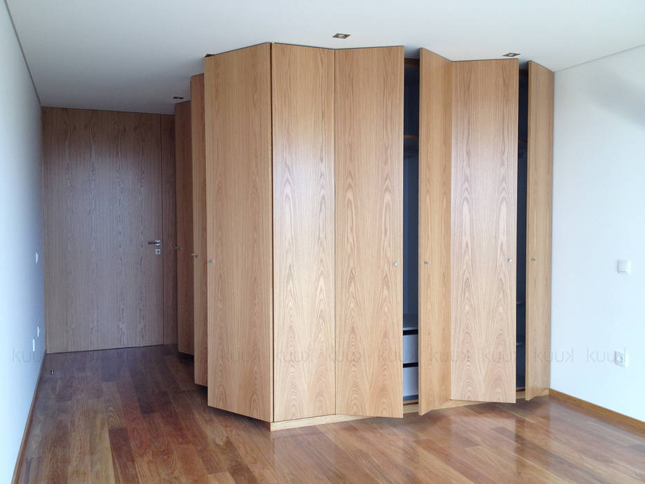 Oak House, KUUK KUUK Closets modernos Madeira Acabamento em madeira