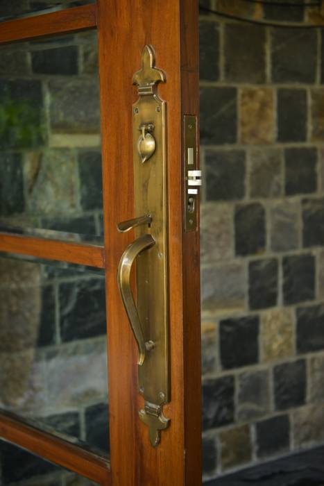 Juanapur Farmhouse, monica khanna designs monica khanna designs Modern style doors Doorknobs & accessories