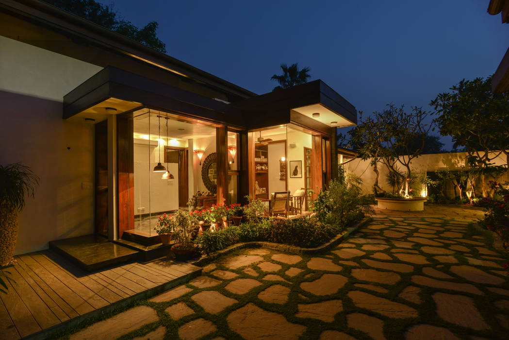 Juanapur Farmhouse, monica khanna designs monica khanna designs Balcone, Veranda & Terrazza in stile moderno Illuminazione