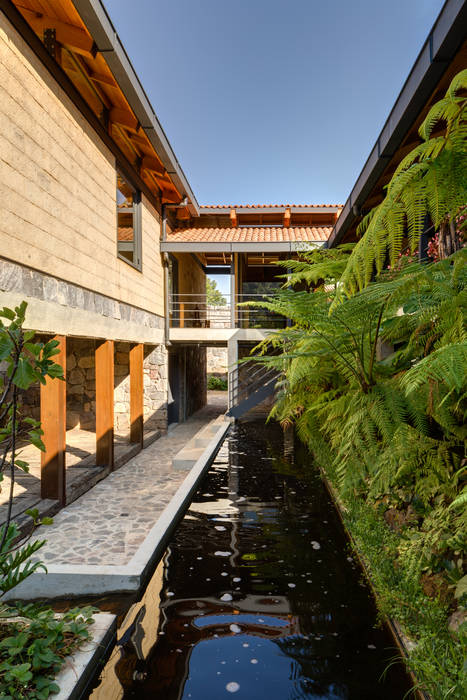 Estanque de Sedimentación TAAR / TALLER DE ARQUITECTURA DE ALTO RENDIMIENTO Pasillos, vestíbulos y escaleras modernos