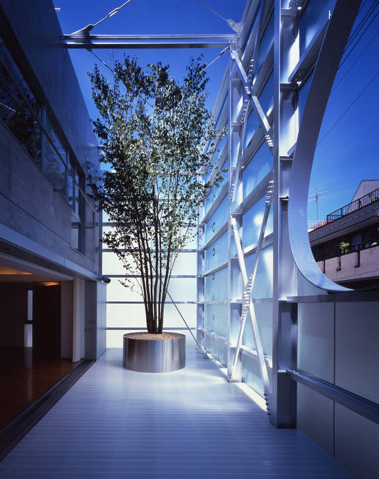 K邸＆医院/ K house & clinic, Guen BERTHEAU-SUZUKI Co.,Ltd. Guen BERTHEAU-SUZUKI Co.,Ltd. Moderner Balkon, Veranda & Terrasse