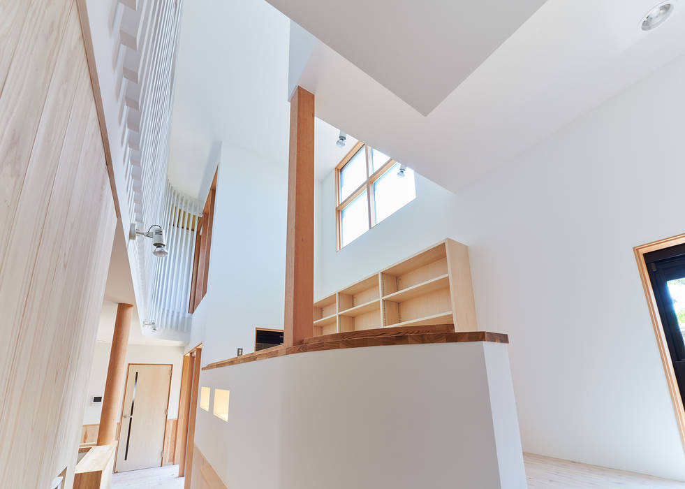 小布施の家, 君島弘章建築設計事務所 君島弘章建築設計事務所 Modern corridor, hallway & stairs Wood Wood effect