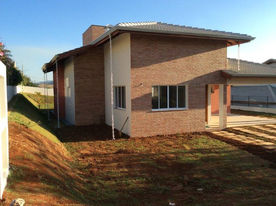 Fachada em Tijolos de barro Vanda Carobrezzi - Design de Interiores Casas rústicas