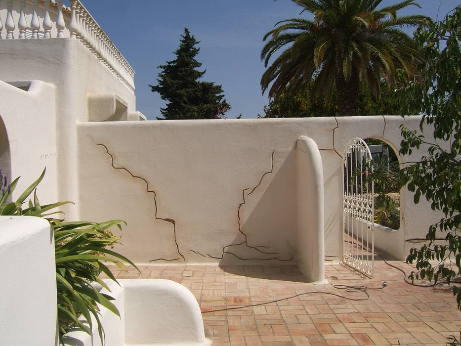 Facade Repair and Painting / Crack Repair System RenoBuild Algarve Casas de estilo mediterráneo