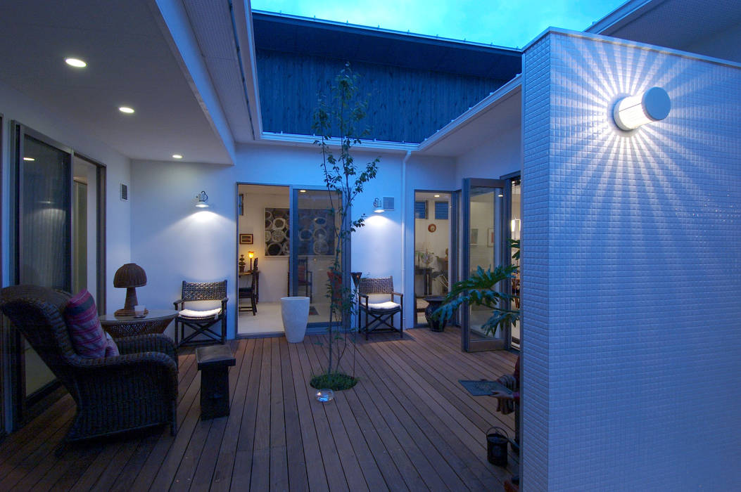 自然を感じる家で暮らす, スタジオ・ベルナ スタジオ・ベルナ Modern balcony, veranda & terrace Wood Wood effect