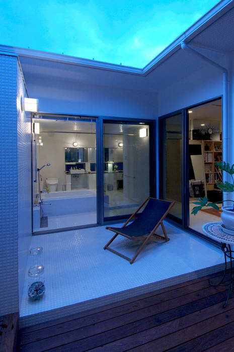 自然を感じる家で暮らす, スタジオ・ベルナ スタジオ・ベルナ Modern Bathroom Tiles