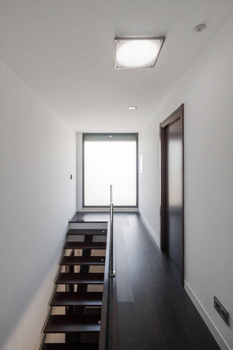 ML House, JPS Atelier - Arquitectura, Design e Engenharia JPS Atelier - Arquitectura, Design e Engenharia Modern Corridor, Hallway and Staircase