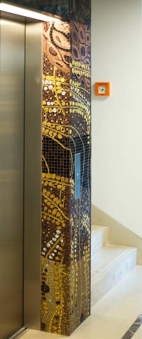 Mozaika szklana przy windach apartamentowca Klimthouse. Pracownia Mozaiki M Klasyczny korytarz, przedpokój i schody Szkło