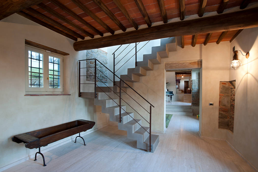 casa in campagna, marco bonucci fotografo marco bonucci fotografo 經典風格的走廊，走廊和樓梯