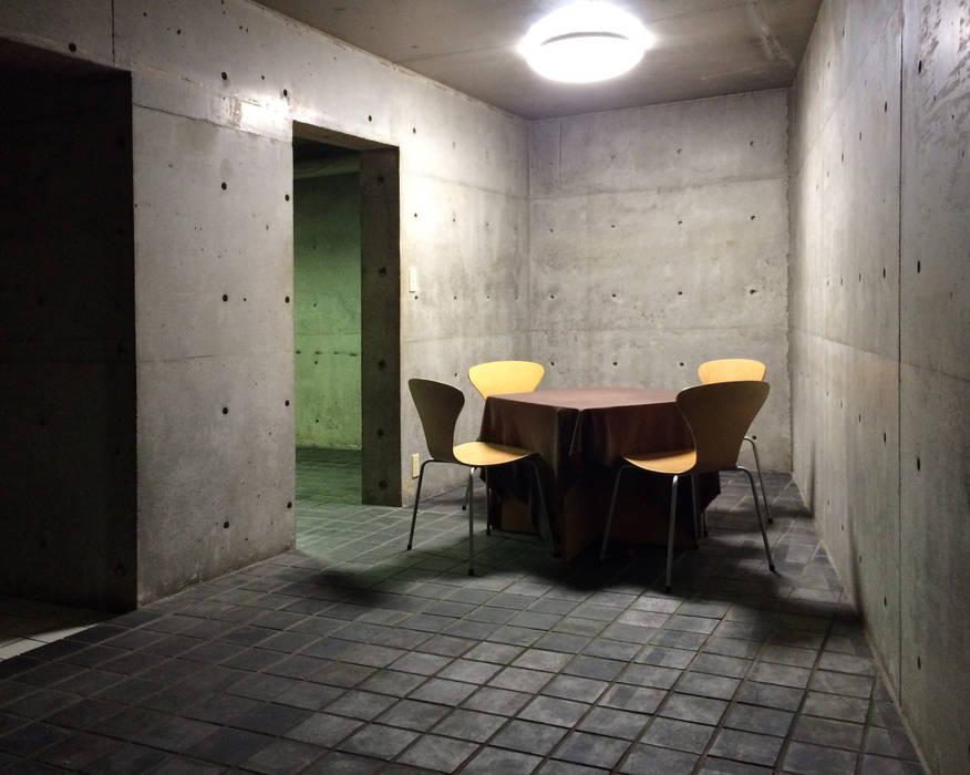 a corner of basement 伊藤邦明都市建築研究所 オリジナルデザインの リビング 家具,椅子,木,点灯,フローリング,テーブル,インテリア・デザイン,床,壁,フィクスチャ