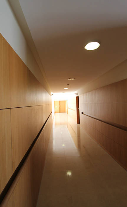 Edifício de Habitação | Lapa | Lisboa, ATELIER DA CIDADE ATELIER DA CIDADE Modern Corridor, Hallway and Staircase
