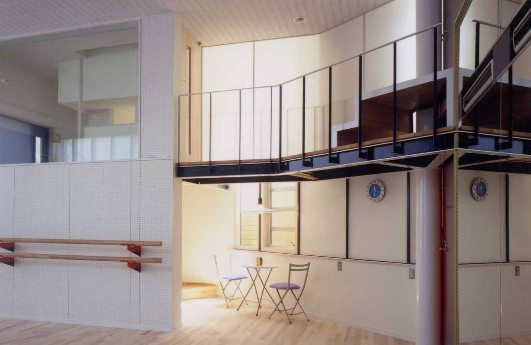 スタジオ 有限会社加々美明建築設計室 モダンデザインの ホームジム
