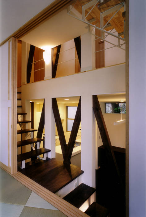中２階和室より階段を見る 豊田空間デザイン室 一級建築士事務所 オリジナルスタイルの 玄関&廊下&階段