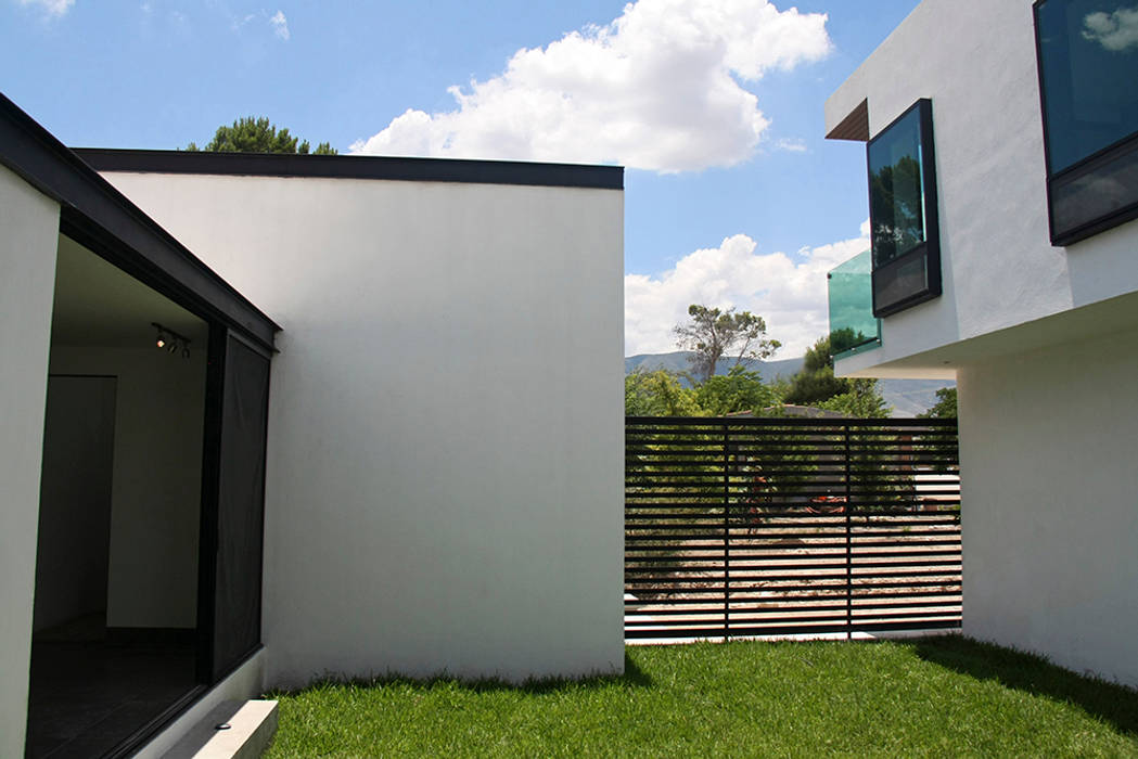 CASA PATIO, Narda Davila arquitectura Narda Davila arquitectura Modern houses Iron/Steel