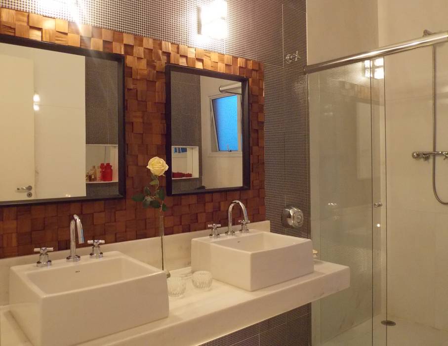 Banho suíte - Painel de teca e espelhos Lúcia Vale Arquitetura e Interiores Banheiros modernos