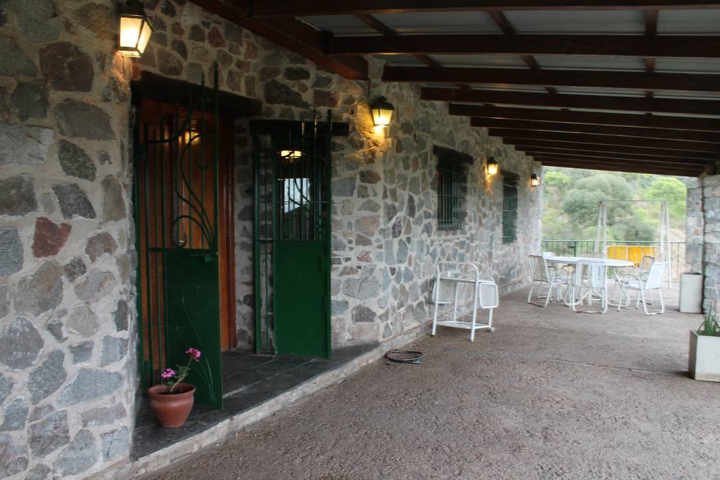 Casa de Piedra en Sierras Cordobesas, Casas de Campo Casas de Campo Rustic style balcony, porch & terrace Stone