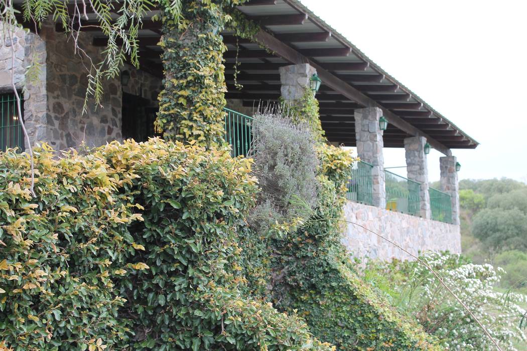 Casa de Piedra en Sierras Cordobesas, Casas de Campo Casas de Campo ラスティックな 家 石