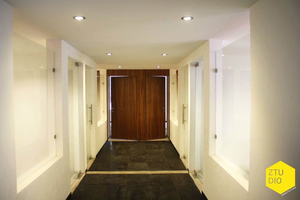 Pasillo central sala de firmas ZTUDIO-ARQUITECTURA Pasillos, vestíbulos y escaleras minimalistas