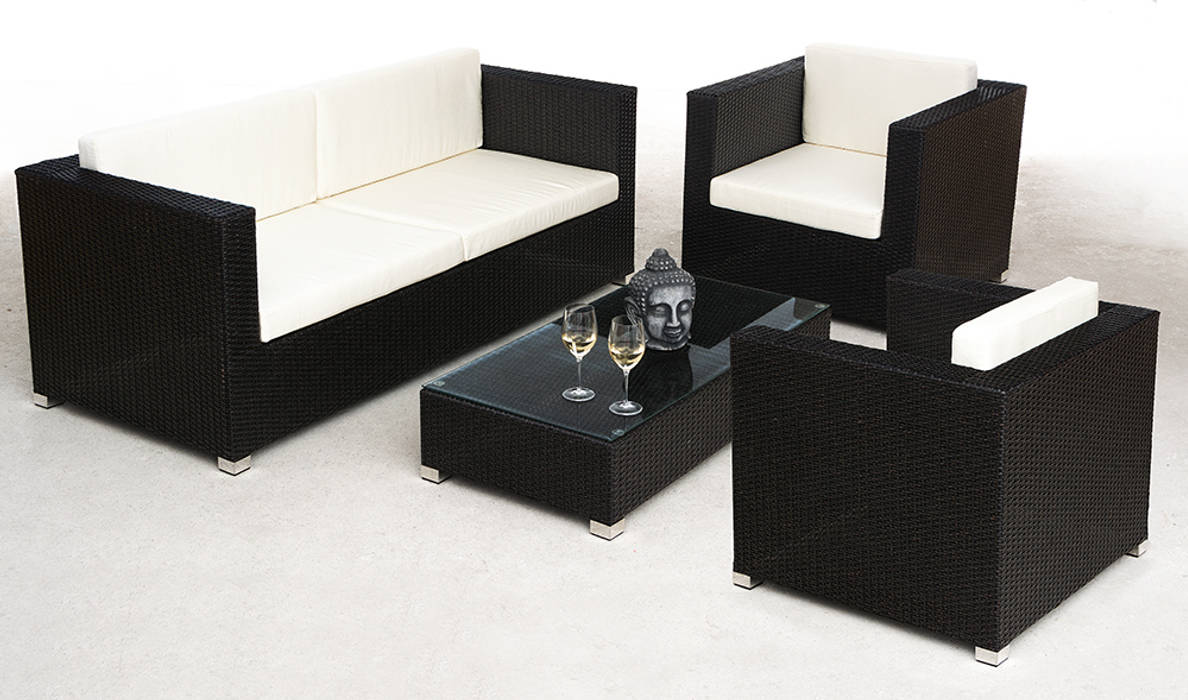 sala de rattan sintetico pe sand and