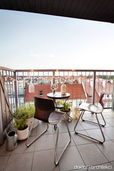 MIESZKANIE 'PONAD DACHAMI' - balkon (little Paris in Wroclaw) DOKTOR ARCHITEKCI Minimalistyczny balkon, taras i weranda Ceramika