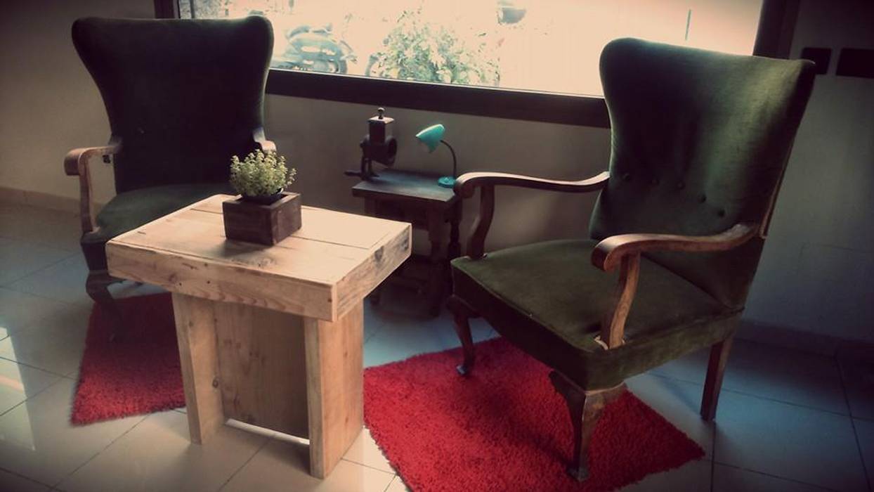 Restaurante La Libelula Vegan Cafe, DESVAN VINTAGE DESVAN VINTAGE Living room Solid Wood Multicolored