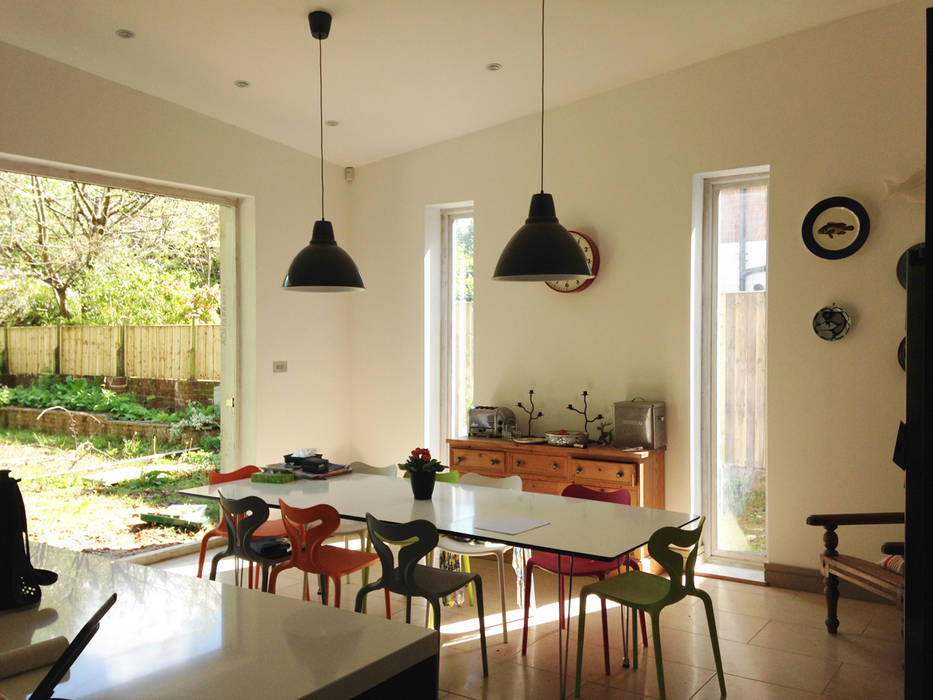 Open-plan Dining room with Tri-fold Doors ArchitectureLIVE Moderne Esszimmer dining room,dining table,kitchen/dining,open plan,pendant lights,tall ceilings,tall windows,tri-fold doors