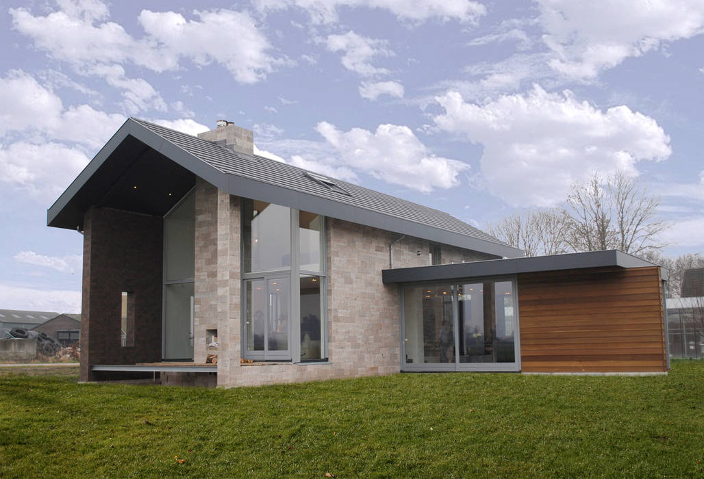 de woning opent zich naar het landschap De Witte - Van der Heijden Architecten Moderne huizen Lucht,Wolk,Gebouw,Eigendom,Venster,Plant,Deur,huis,land veel,Boom