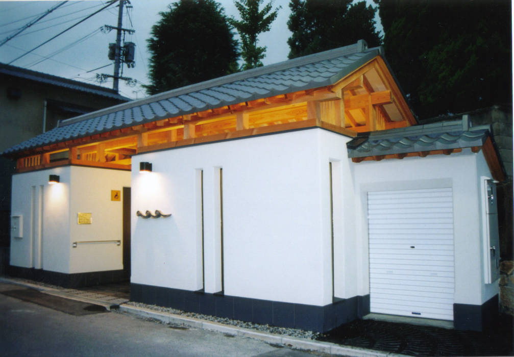 Huronomichi public lavatory, 株式会社武村耕輔設計事務所 株式会社武村耕輔設計事務所 オリジナルスタイルの 玄関&廊下&階段 木 木目調