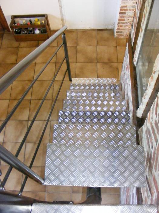 escalier en acier , metal brut metal brut Couloir, entrée, escaliersEscaliers Fer / Acier Métallisé / Argent