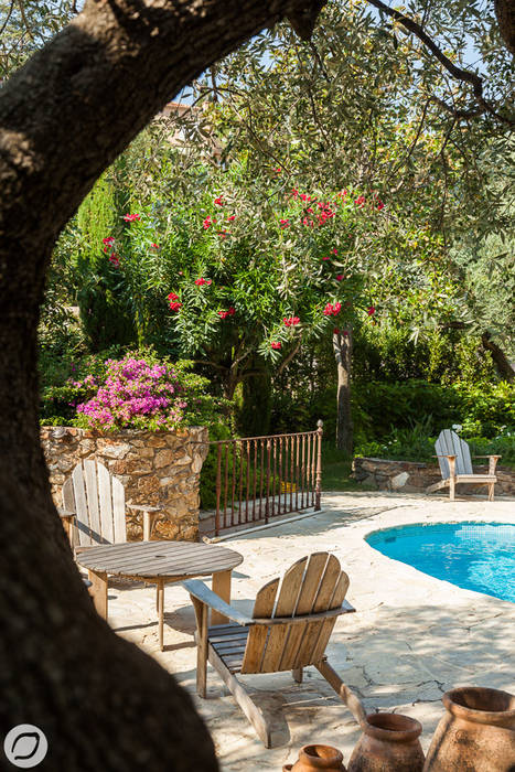 JARDIN DE VILLE - SAINTE-MAXIME, PASSAGE CITRON PASSAGE CITRON Mediterranean style garden