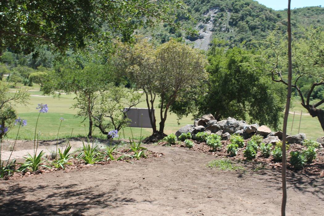 Vivienda Familiar en medio de las Sierras de Córdoba - Ejecución, MARIELA DURA ARQUITECTURA PAISAJISTA MARIELA DURA ARQUITECTURA PAISAJISTA Jardines de estilo rústico