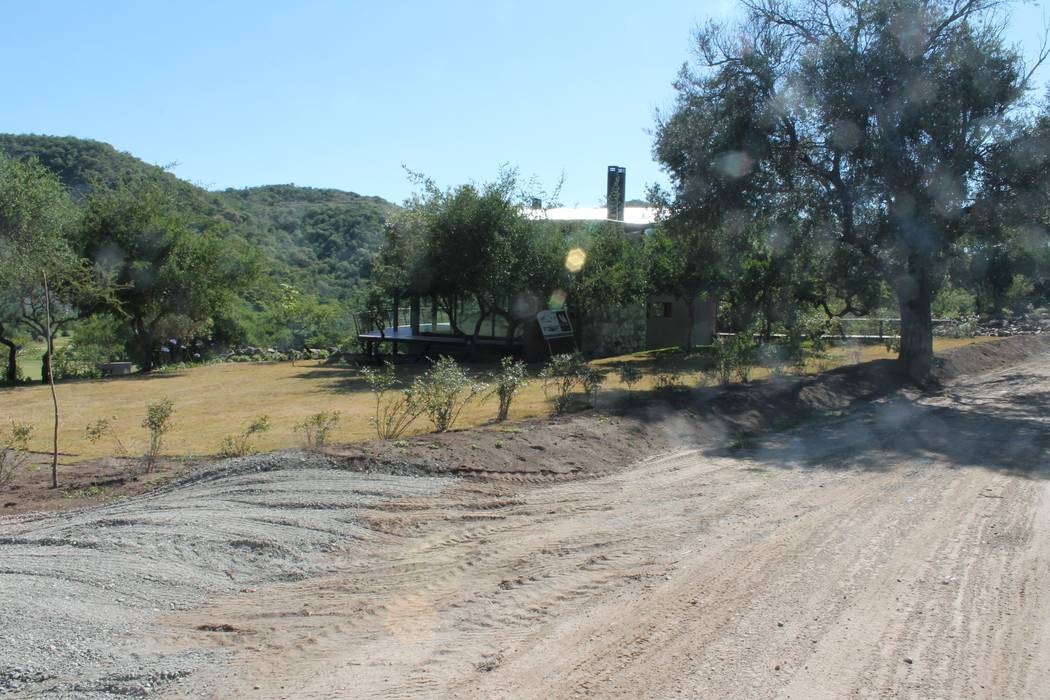 Vivienda Familiar en medio de las Sierras de Córdoba - Ejecución, MARIELA DURA ARQUITECTURA PAISAJISTA MARIELA DURA ARQUITECTURA PAISAJISTA Rustic style gardens