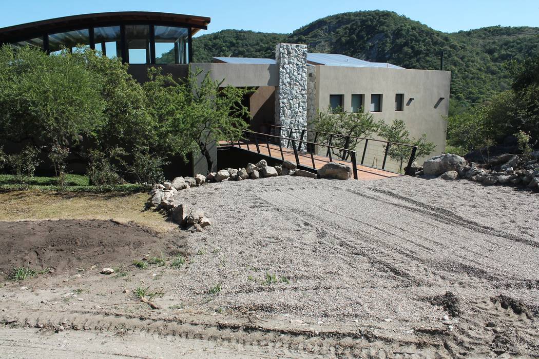 Vivienda Familiar en medio de las Sierras de Córdoba - Ejecución, MARIELA DURA ARQUITECTURA PAISAJISTA MARIELA DURA ARQUITECTURA PAISAJISTA Jardines de estilo rústico