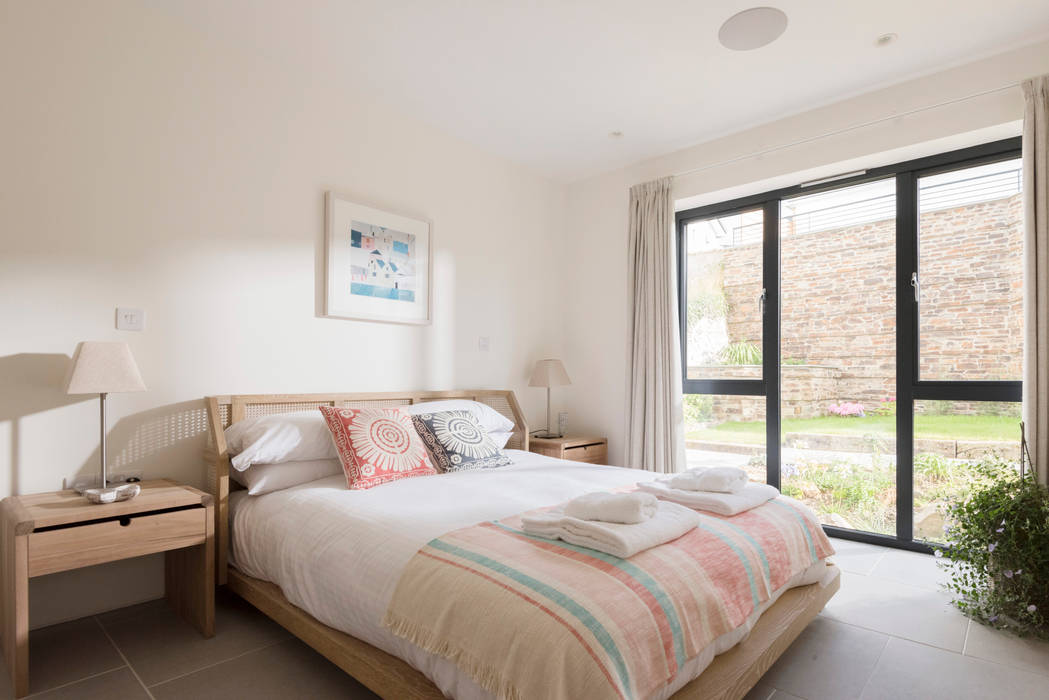 Gwel-An-Treth, Sennen Cove, Cornwall, Laurence Associates Laurence Associates Moderne Schlafzimmer