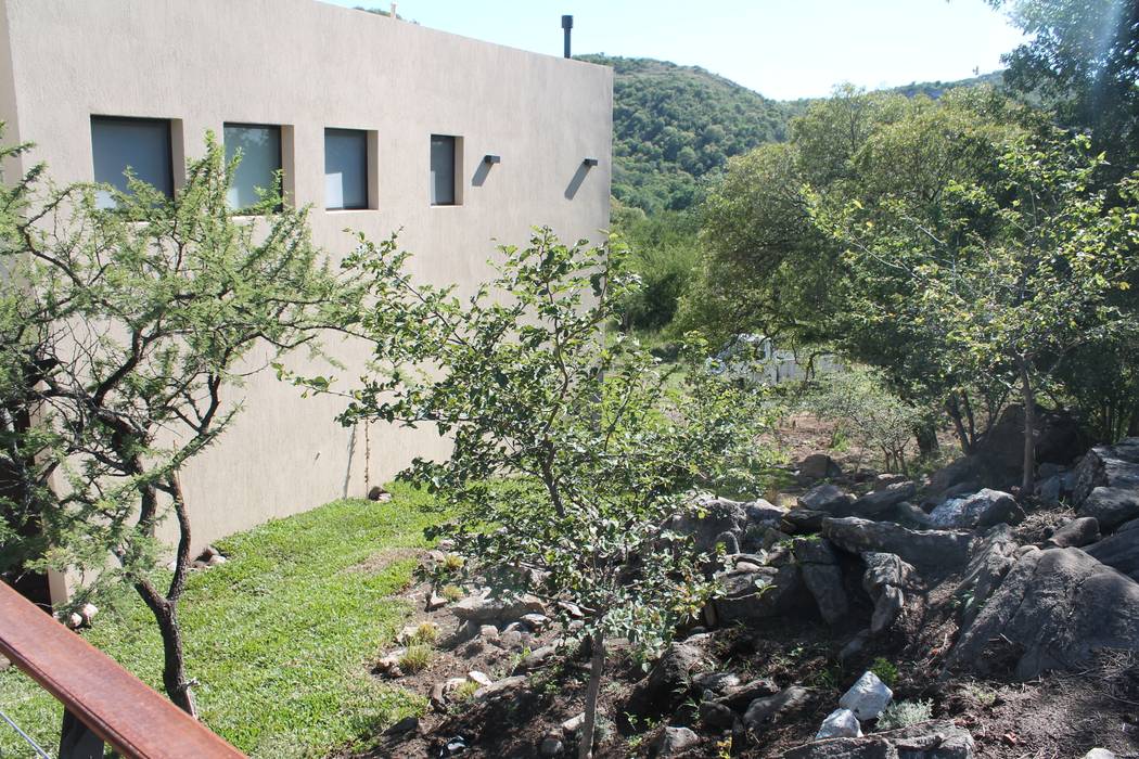 Vivienda Familiar en medio de las Sierras de Córdoba - Ejecución, MARIELA DURA ARQUITECTURA PAISAJISTA MARIELA DURA ARQUITECTURA PAISAJISTA Rustic style gardens