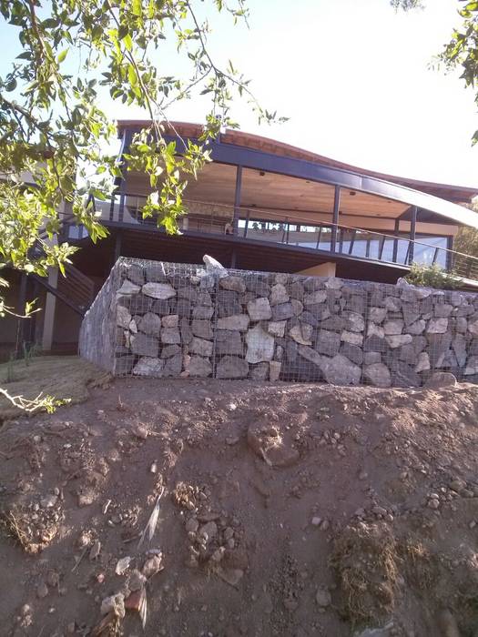 Vivienda Familiar en medio de las Sierras de Córdoba - Ejecución, MARIELA DURA ARQUITECTURA PAISAJISTA MARIELA DURA ARQUITECTURA PAISAJISTA Rustic style garden