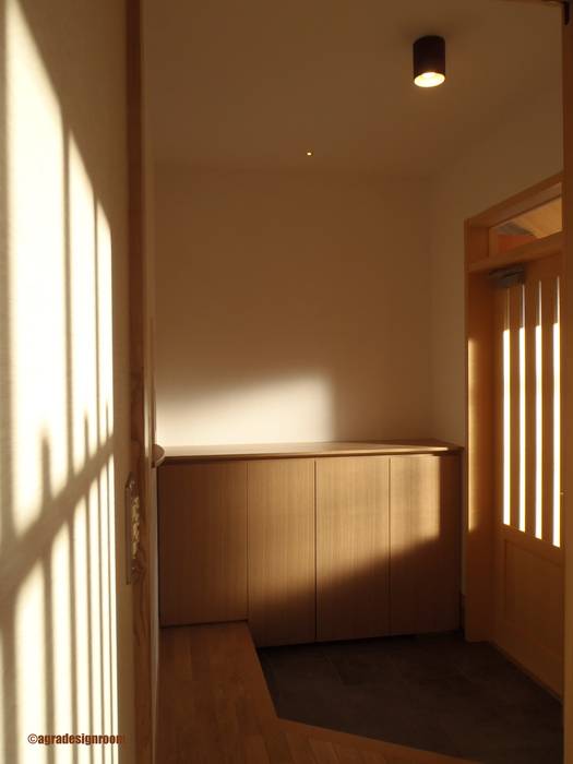 神沢の静かな家 (Casa tranquila en Kamisawa), アグラ設計室一級建築士事務所 agra design room アグラ設計室一級建築士事務所 agra design room Flur, Diele & Treppenhaus im Landhausstil Holz Holznachbildung Accessoires und Dekoration