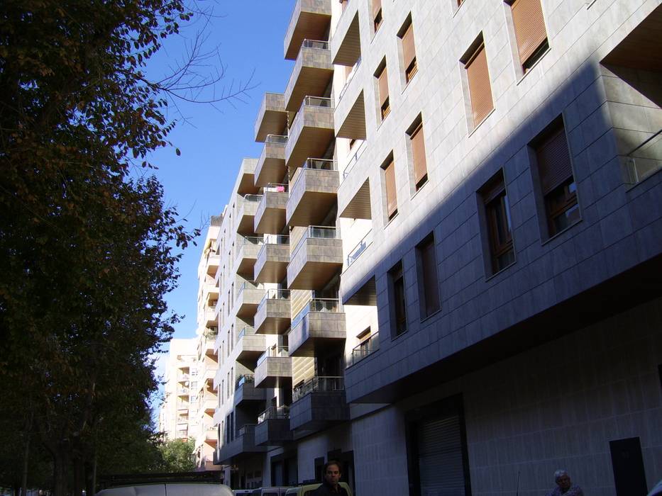 homify Casas de estilo mediterráneo Cielo,Edificio,Propiedad,Ventana,Árbol,Arquitectura,Accesorio,Diseño urbano,Planta,Bloque de pisos