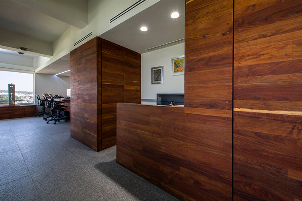 OFICINAS O&H Barra de Arquitectura Mexicana Pasillos, vestíbulos y escaleras industriales Madera maciza Multicolor