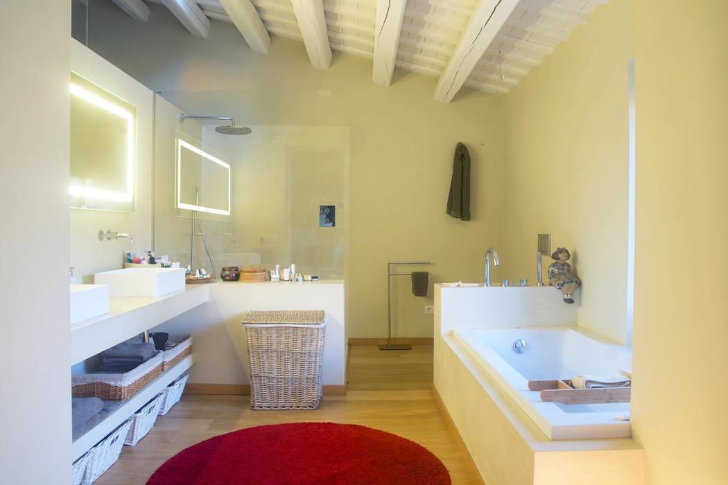 Bagno in stile  di Brick Serveis d'Interiorisme S.L., Mediterraneo   