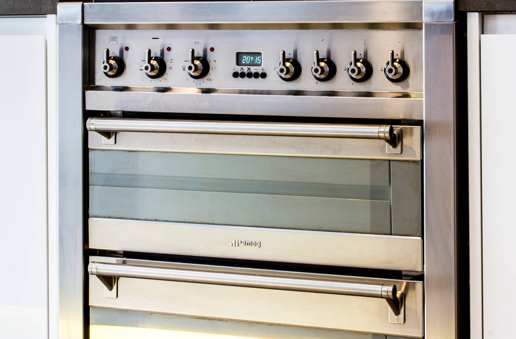 Modern cooker and oven Affleck Property Services Cocinas modernas Accesorios y textiles