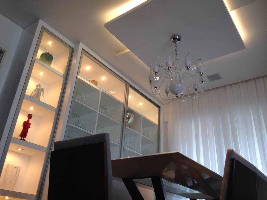 Gesso e Iluminação da sala de jantar Retrô Laura Picoli Salas de jantar modernas