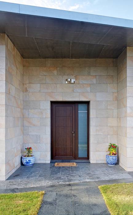 Puerta de acceso vivienda Sánchez-Matamoros | Arquitecto Casas de estilo moderno Cerámico