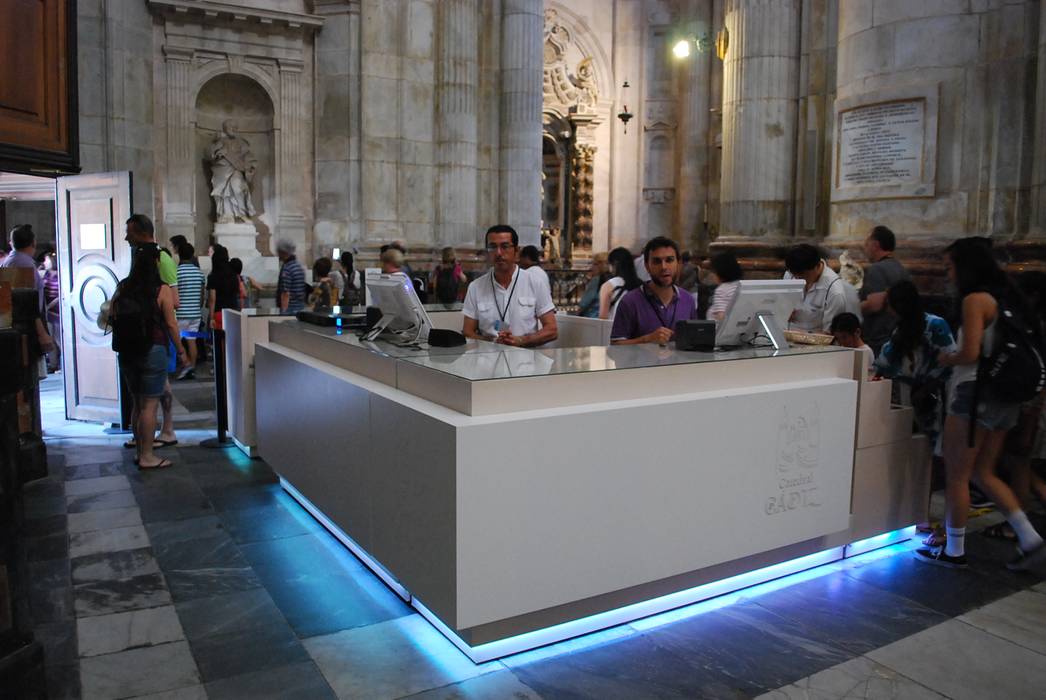 Nuevo mueble de recepción del turista en la Catedral de Cádiz, Rubí & Del Árbol_arquitectos Rubí & Del Árbol_arquitectos Pasillos, vestíbulos y escaleras de estilo moderno Accesorios y decoración