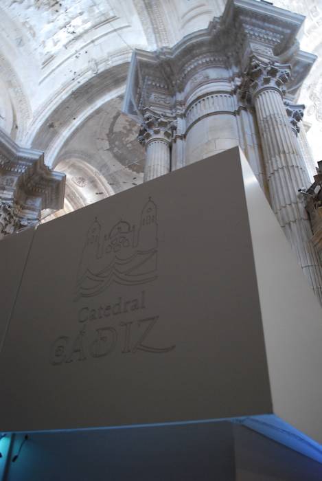 Nuevo mueble de recepción del turista en la Catedral de Cádiz, Rubí & Del Árbol_arquitectos Rubí & Del Árbol_arquitectos Pasillos, vestíbulos y escaleras de estilo moderno Accesorios y decoración