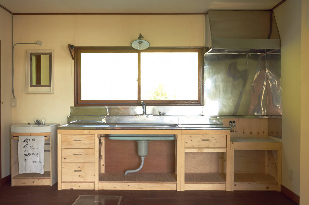 旧キッチンの天板を再利用したふるくてあたらしいキッチン。 ゲンカンパニー ／ Gen & Co.