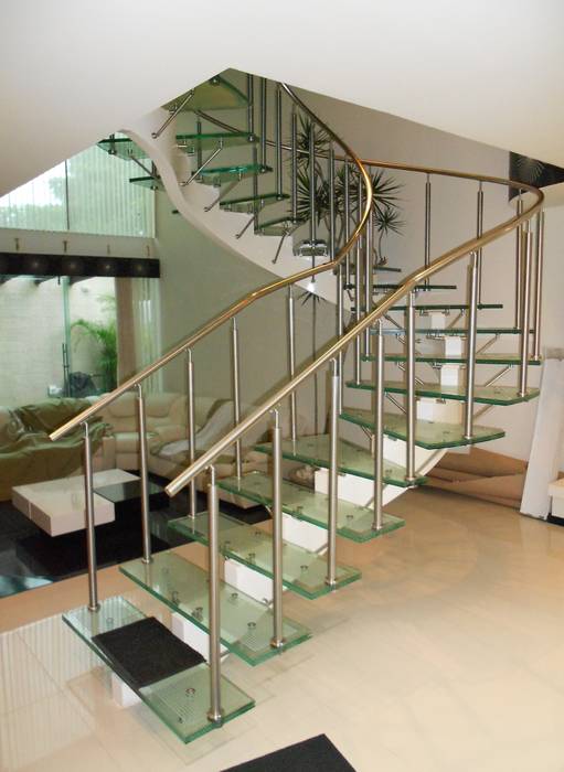 Escalera de Cristal Laminado con Pasamanos y Herrajes de Acero Inoxidable - Vista 1 INGENIERIA Y DISEÑO EN CRISTAL, S.A. DE C.V. Pasillos, vestíbulos y escaleras modernos Vidrio