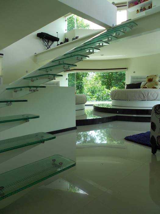 Escalera de Cristal con Herrajes y Pasamanos de Acero inoxidable, INGENIERIA Y DISEÑO EN CRISTAL, S.A. DE C.V. INGENIERIA Y DISEÑO EN CRISTAL, S.A. DE C.V. Коридор, прихожая и лестница в модерн стиле Стекло