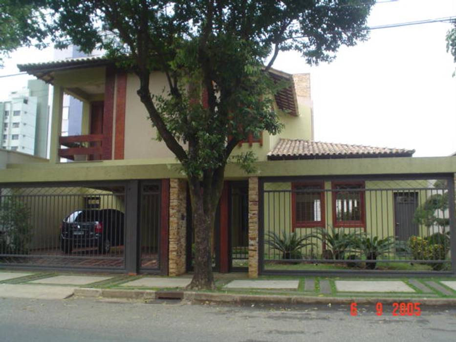 Em terreno plano moradia de casal jovem com duas filhas e pequenas. homify Casas tropicais